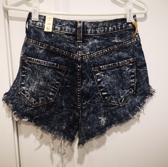 SOLD Denim Shorts NWT Acid Wash Dark Blue Medium - Picture 2 of 4